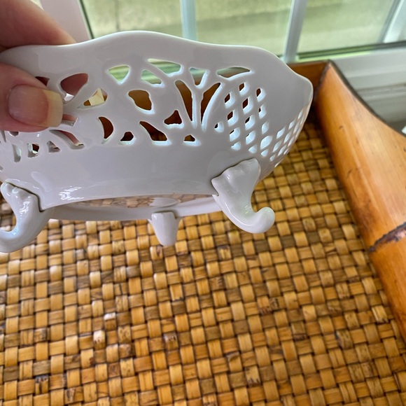 Oscar de la Renta White Lattice Work 7” Footed Plate Bowl - Picture 4 of 5